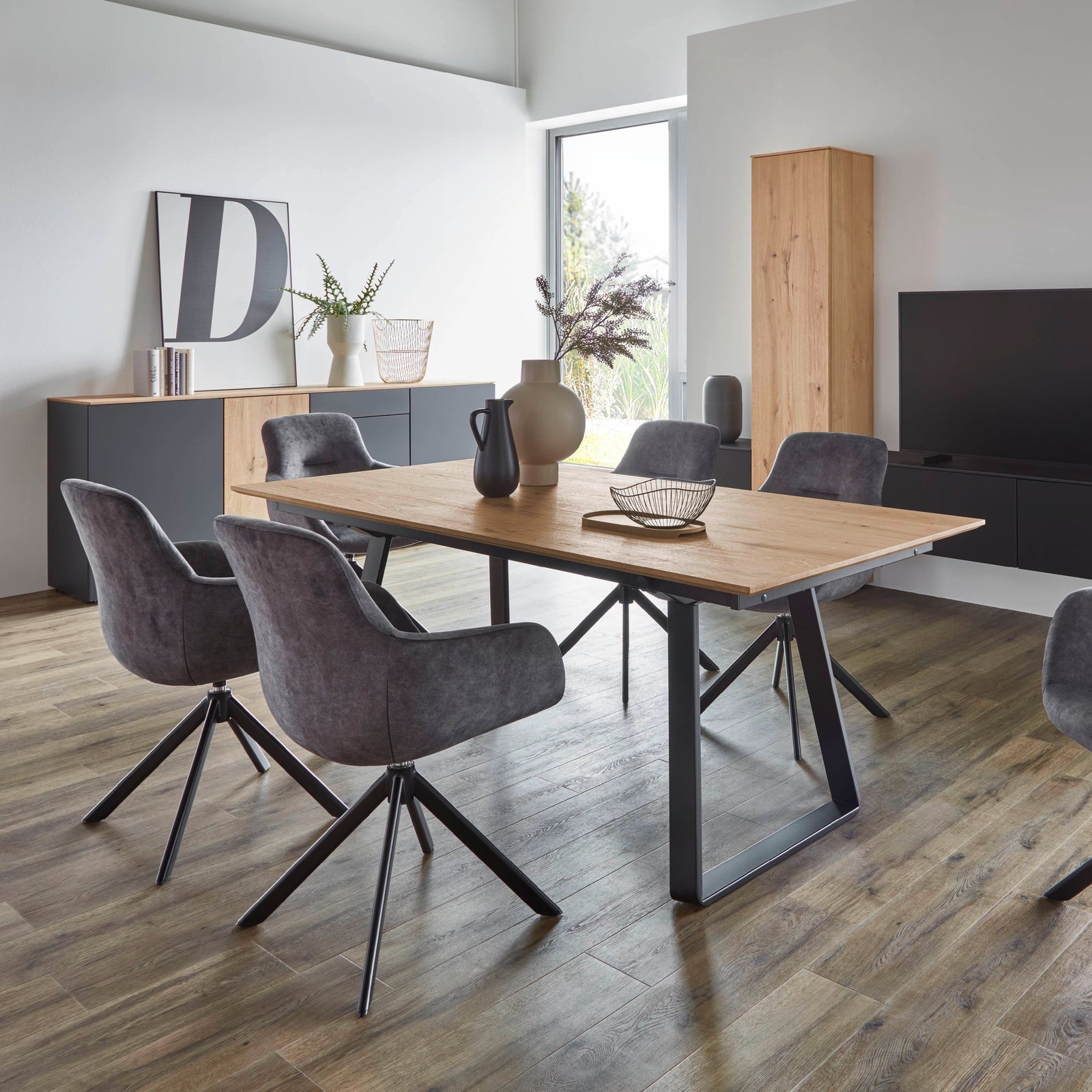 Sitzplatz mit grauen Stühlen und Wohnwand