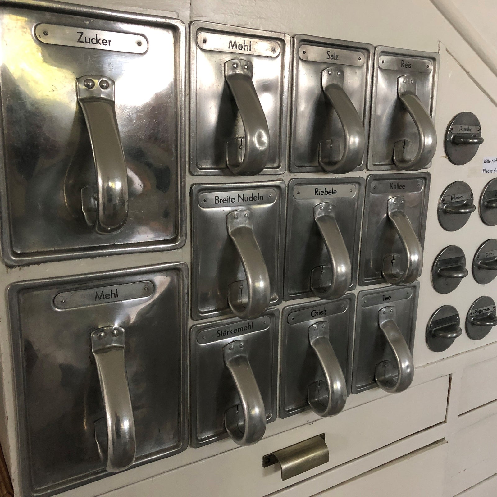 Detail der Frankfurter Küche im Haus Schminke in Löbau