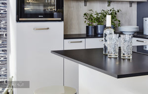 nobilia U-Küche Touch 341 Steingrau supermatt 220 x 280 x 215 cm moderne Küche konfigurierbar mit Geräten Detail Arbeitsplatte spiegelverkehrt