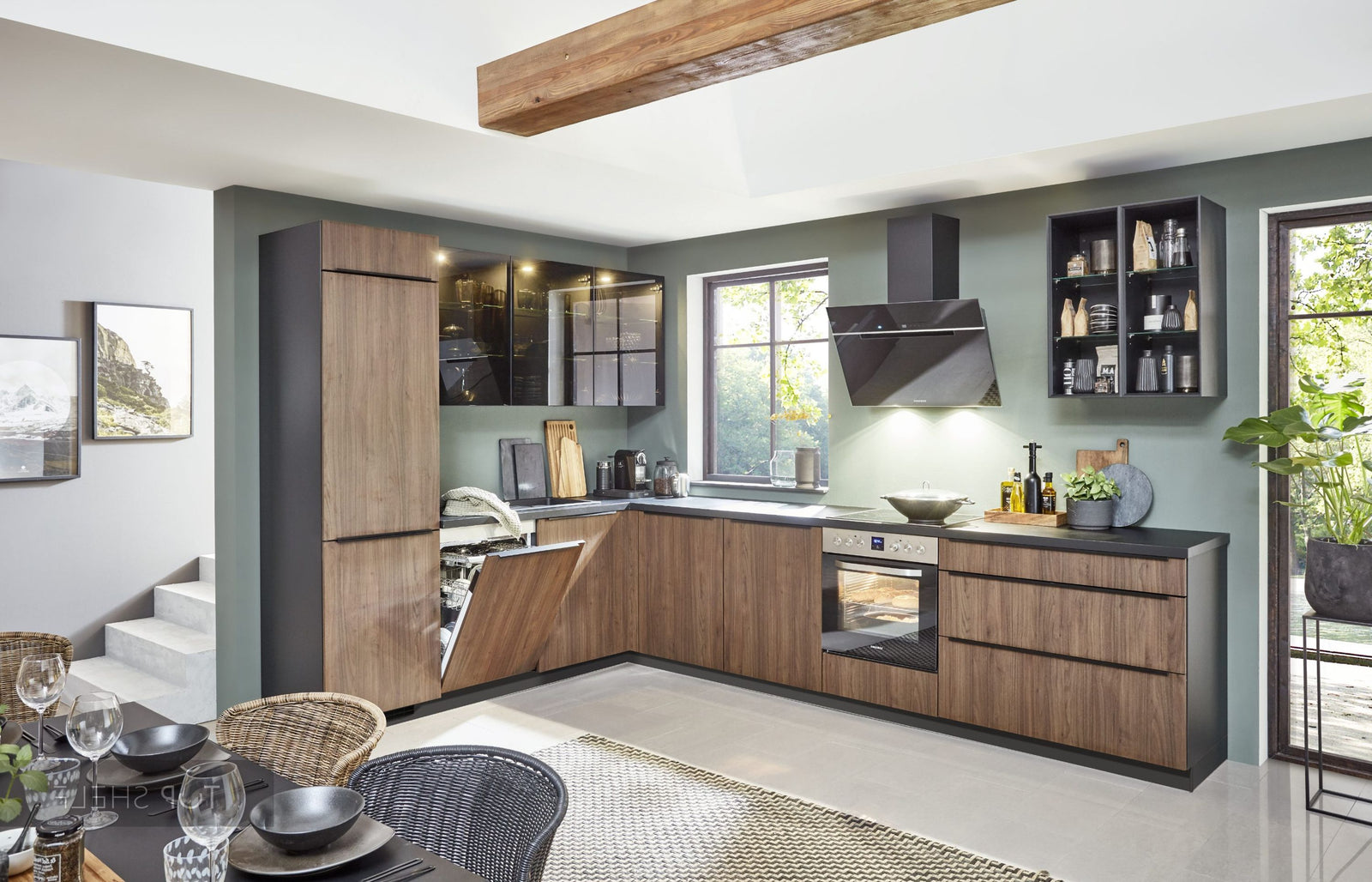 nobilia Winkelküche Riva 840 Nussbaum 370 x 250 cm mit Glas-Wandschränke optional mit E-Geräten