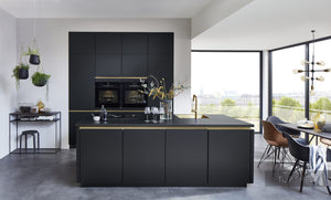 nobilia einzeilige Küche mit Kochinsel Touch 340 Schwarz supermatt 250 x 110 + 240 cm mit goldenen Griffleisten
